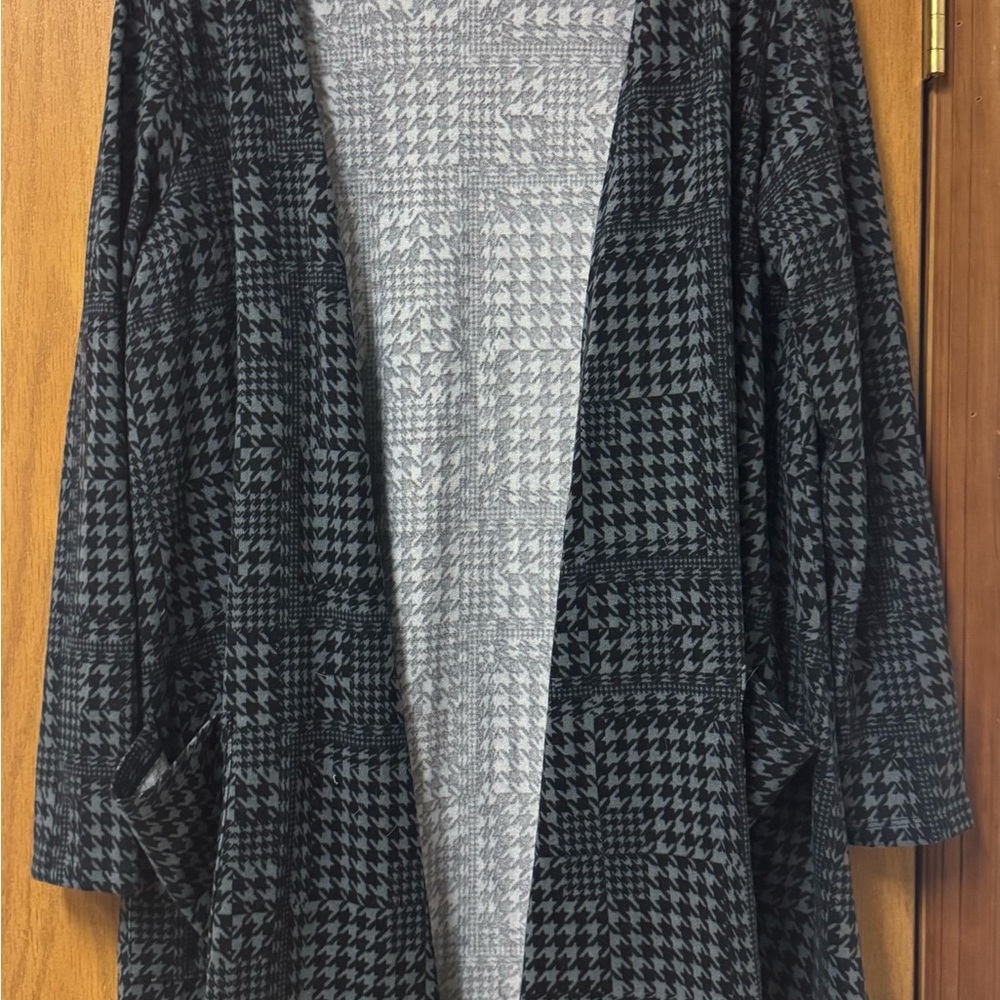 LuLaRoe Black and Gray Houndstooth Pattern Caroline Cardigan Duster Sweater